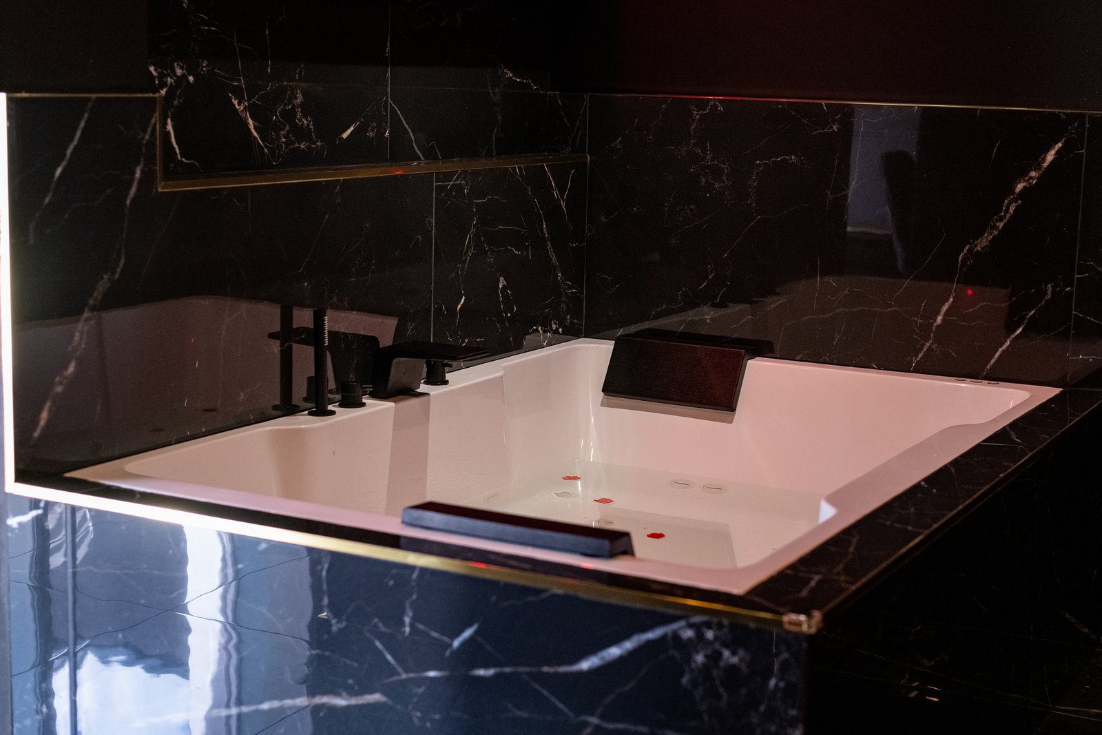 Photo d'une statuette noire et gold